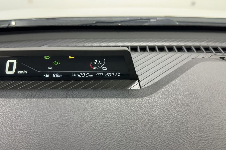 Used NETA V 2021 Standard Range Entertainment Edition Odometer Close Up