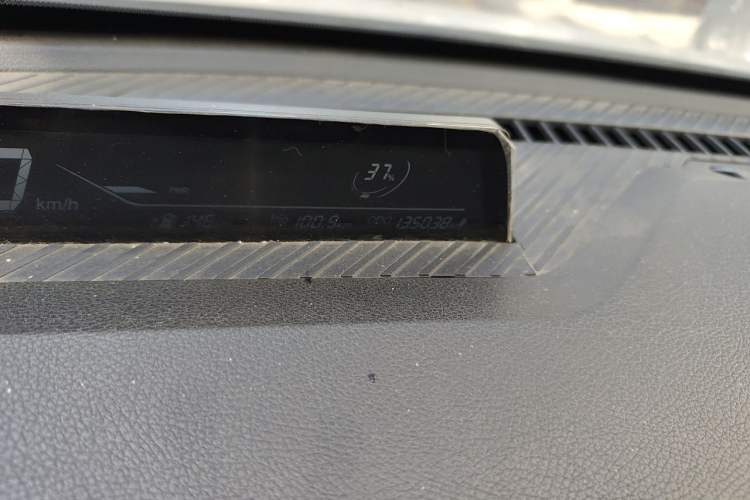 Used NETA V 2021 Long-Range Entertainment Edition Upgrade Model Odometer Close Up