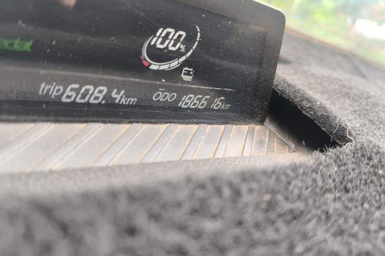 Used NETA V 2021 Standard Range Entertainment Edition Odometer Close Up