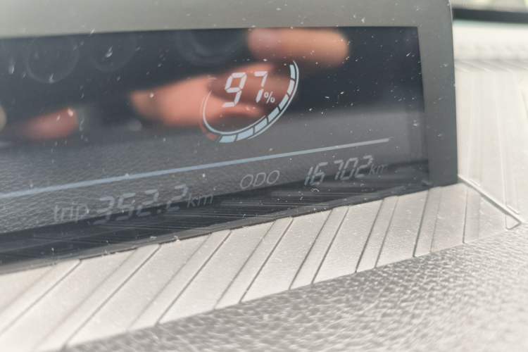 Used NETA V 2021 Standard Range Entertainment Version – Upgraded Model Odometer Close Up