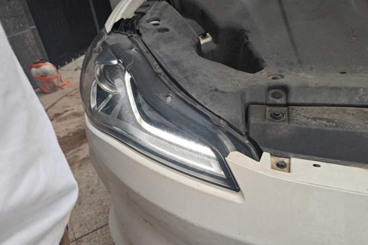 Used NETA V 2021 Standard Range Entertainment Version – Upgraded Model Right Front Headlight