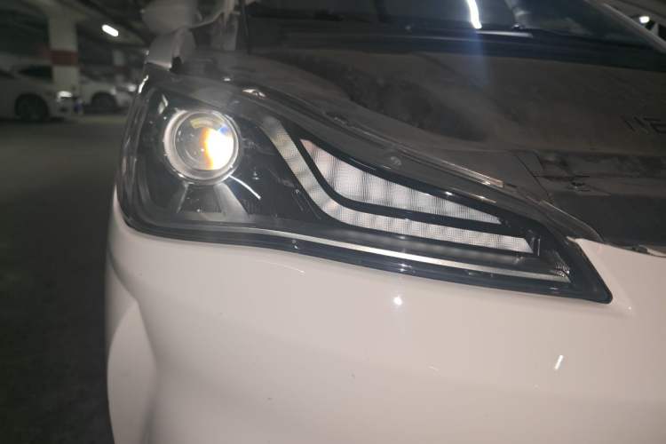 Used NETA V 2021 Long-Range Entertainment Edition Right Front Headlight