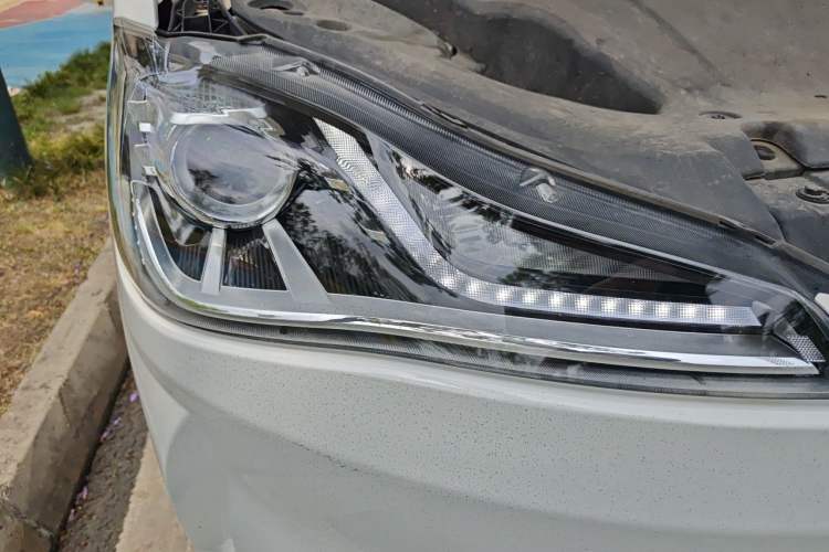 Used NETA V 2021 Long-Range Entertainment Edition Upgrade Model Right Front Headlight
