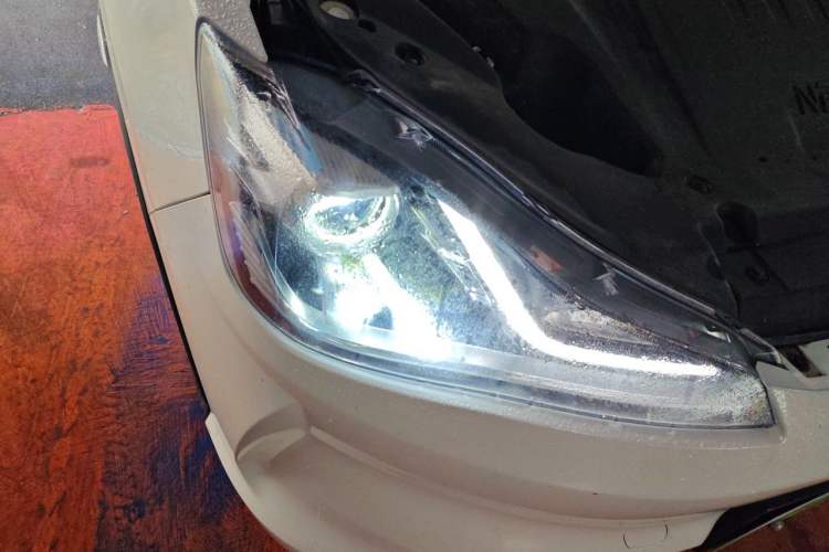 Used NETA V 2021 Standard Range Entertainment Version – Upgraded Model Right Front Headlight