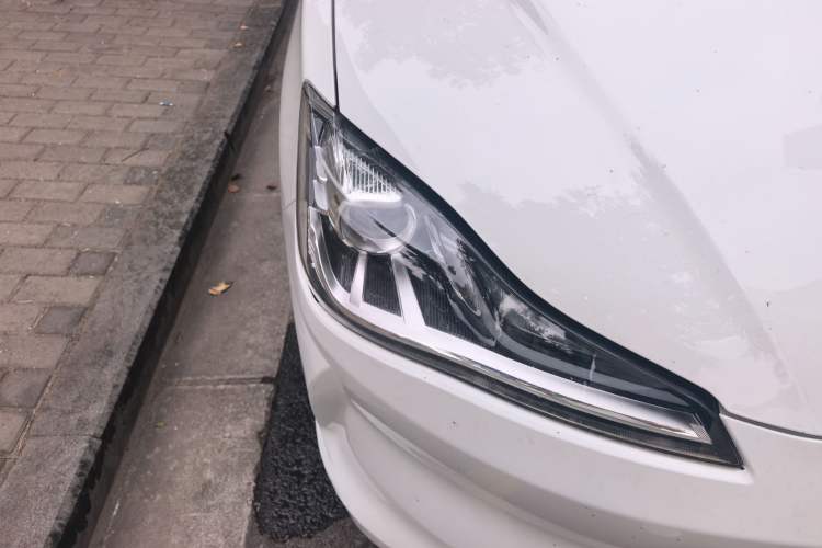 Used NETA V 2021 Long-Range Entertainment Edition Right Front Headlight