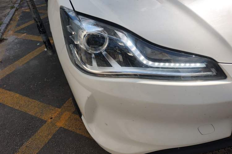 Used NETA V 2021 Long-Range Entertainment Edition Upgrade Model Right Front Headlight