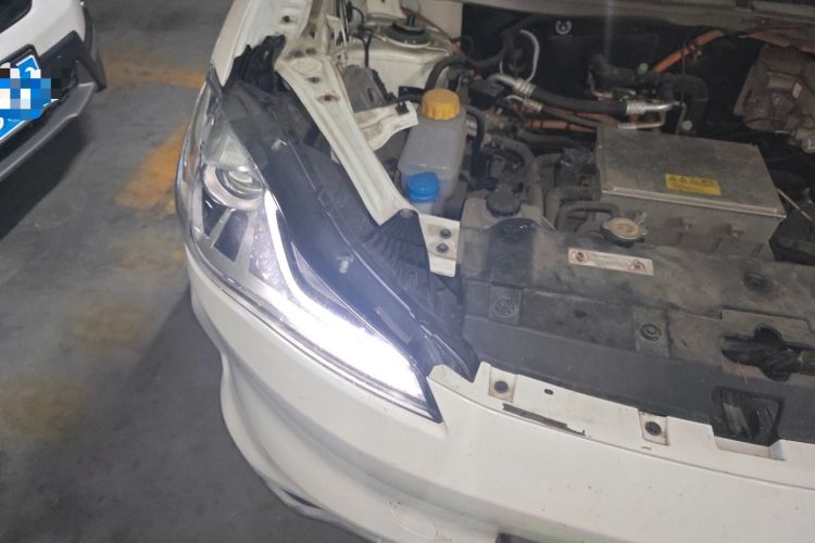 Used NETA V 2021 Long-Range Entertainment Edition Upgrade Model Right Front Headlight