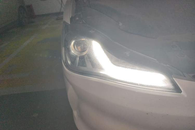 Used NETA V 2021 Standard Range Entertainment Version – Upgraded Model Right Front Headlight