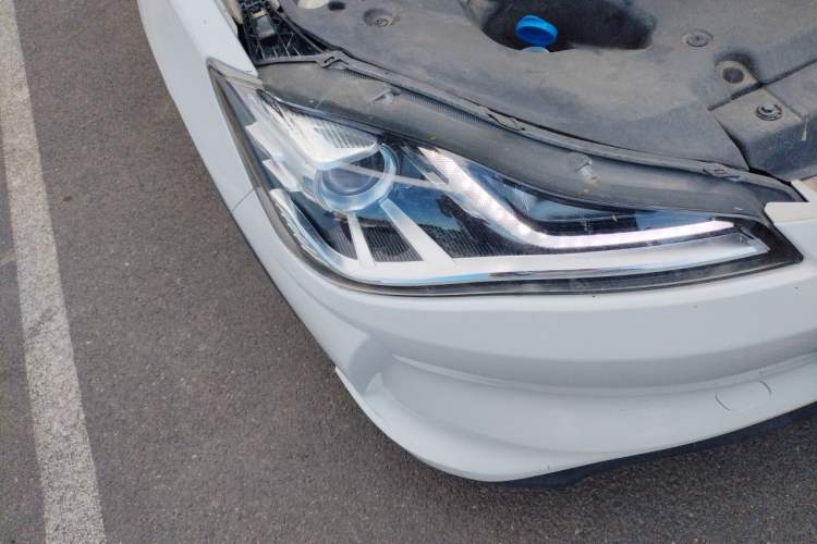 Used NETA V 2021 Long-Range Entertainment Edition Upgrade Model Right Front Headlight