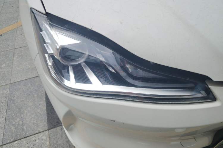 Used NETA V 2021 Long-Range Entertainment Edition Upgrade Model Right Front Headlight