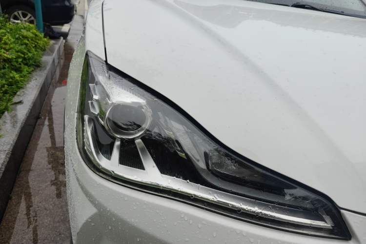 Used NETA V 2021 Long-Range Entertainment Edition Upgrade Model Right Front Headlight