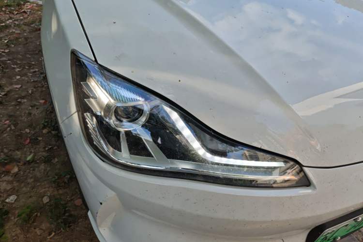 Used NETA V 2021 Long-Range Entertainment Edition Right Front Headlight