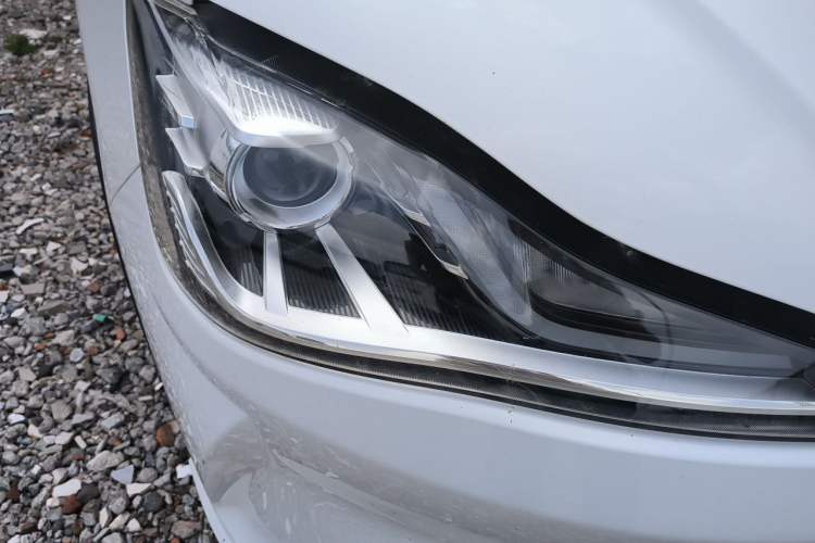 Used NETA V 2021 Long-Range Entertainment Edition Right Front Headlight