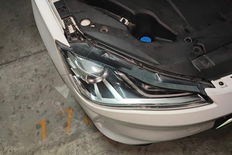 Used NETA V 2021 Standard Range Entertainment Version – Upgraded Model Right Front Headlight