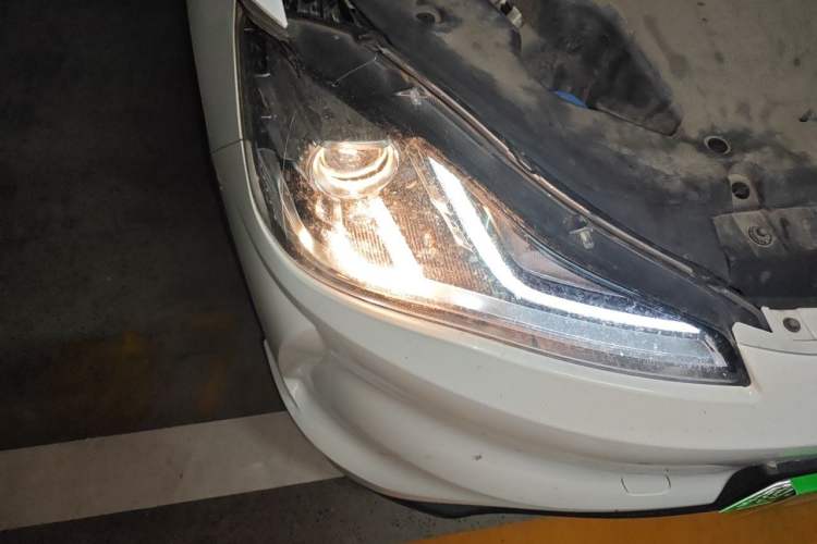 Used NETA V 2021 Standard Range Entertainment Version – Upgraded Model Right Front Headlight
