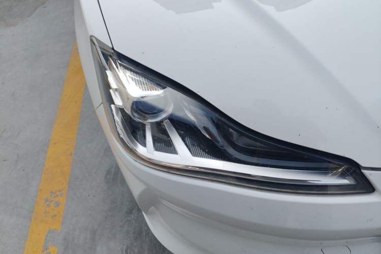 Used NETA V 2021 Long-Range Entertainment Edition Upgrade Model Right Front Headlight