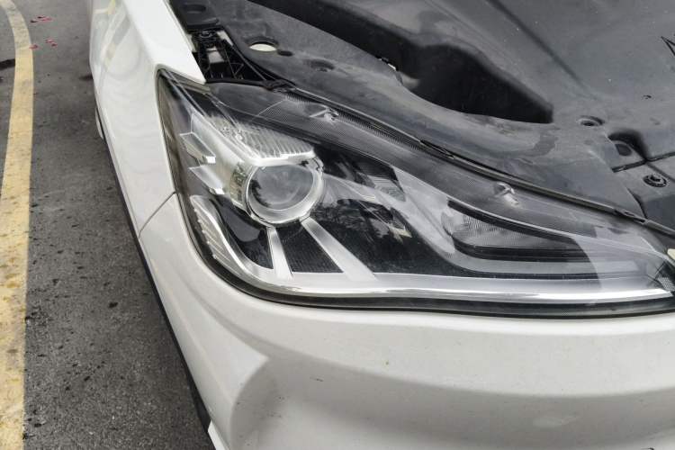 Used NETA V 2021 Standard Range Entertainment Version – Upgraded Model Right Front Headlight