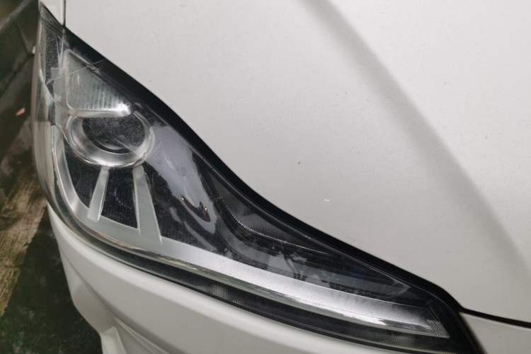 Used NETA V 2021 Long-Range Entertainment Edition Upgrade Model Right Front Headlight