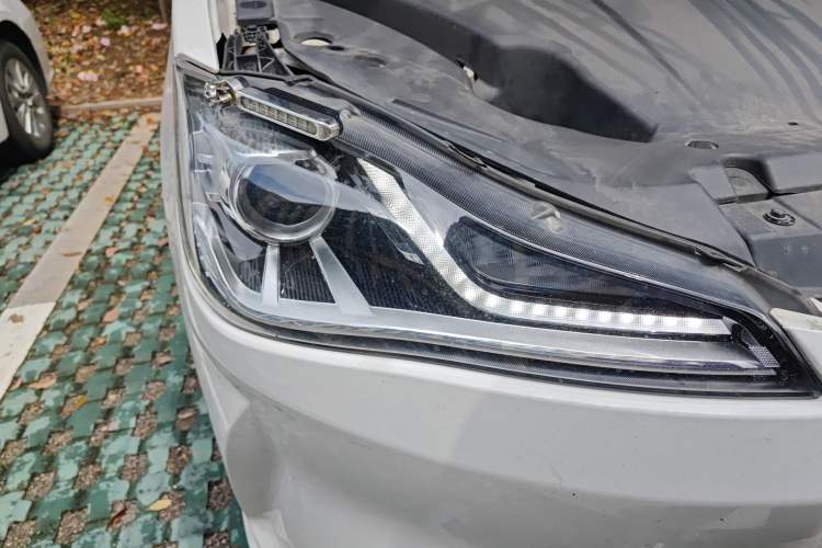 Used NETA V 2021 Long-Range Entertainment Edition Upgrade Model Right Front Headlight