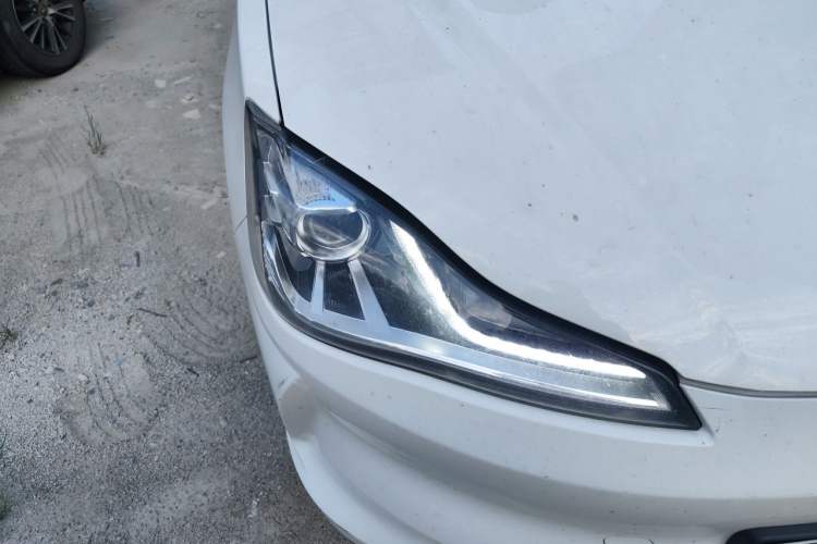 Used NETA V 2021 Long-Range Entertainment Edition Upgrade Model Right Front Headlight