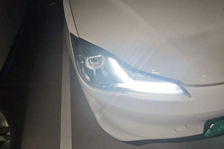 Used NETA V 2021 Standard Range Entertainment Version – Upgraded Model Right Front Headlight
