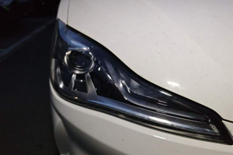Used NETA V 2021 Long-Range Entertainment Edition Upgrade Model Right Front Headlight