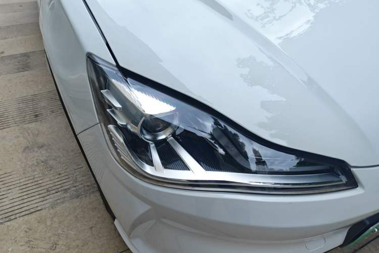 Used NETA V 2021 Long-Range Entertainment Edition Upgrade Model Right Front Headlight