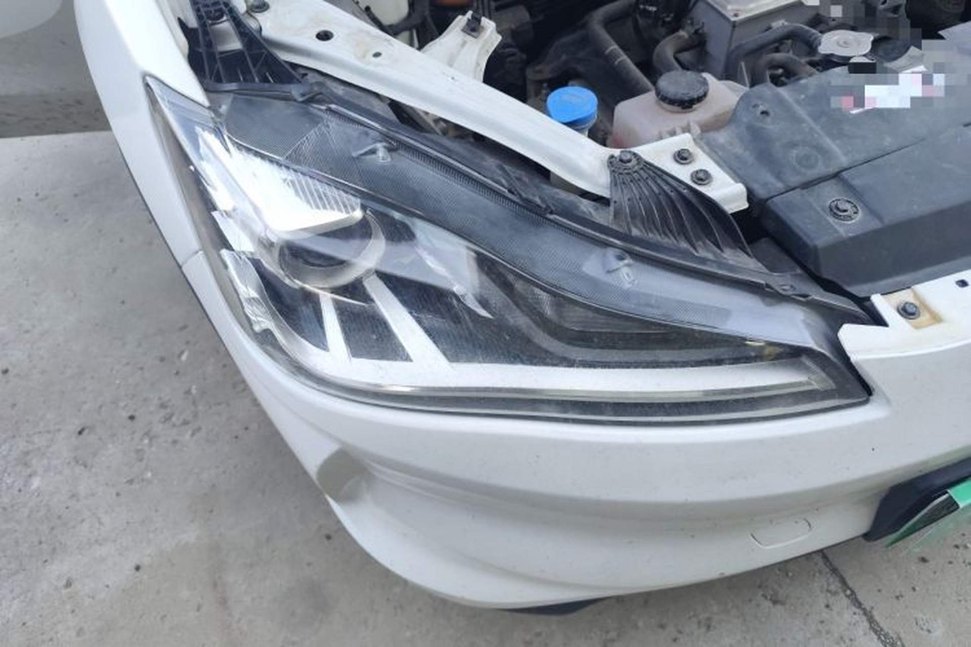 Used NETA V 2021 Long-Range Entertainment Edition Upgrade Model Right Front Headlight