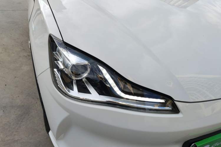 Used NETA V 2021 Long-Range Entertainment Edition Upgrade Model Right Front Headlight