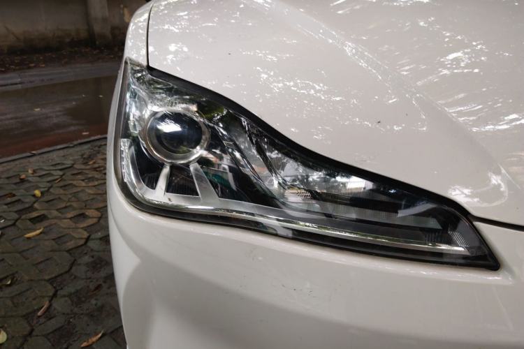 Used NETA V 2021 Long-Range Entertainment Edition Upgrade Model Right Front Headlight