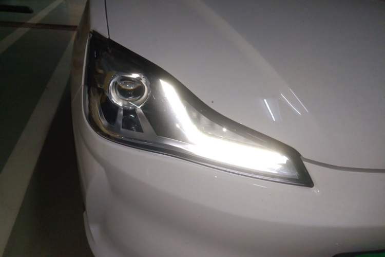 Used NETA V 2021 Long-Range Entertainment Edition Upgrade Model Right Front Headlight