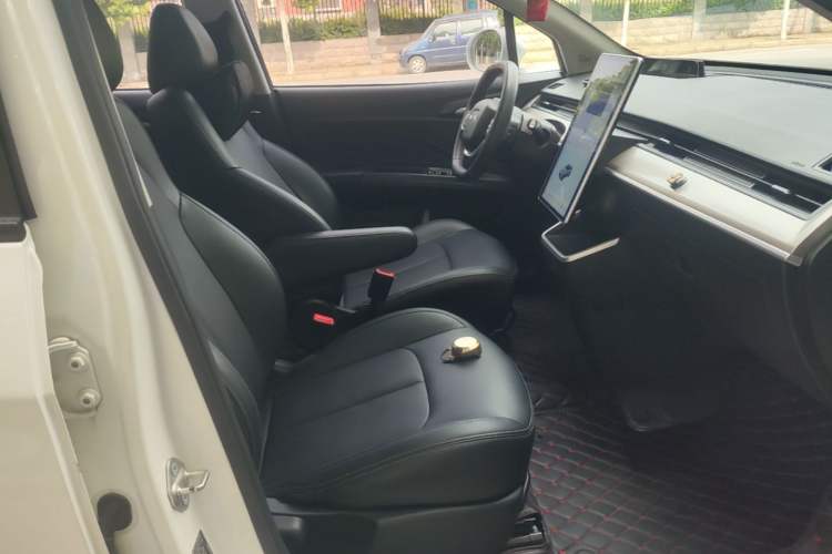 Used NETA V 2021 Long-Range Entertainment Edition Upgrade Model Right Front Seat