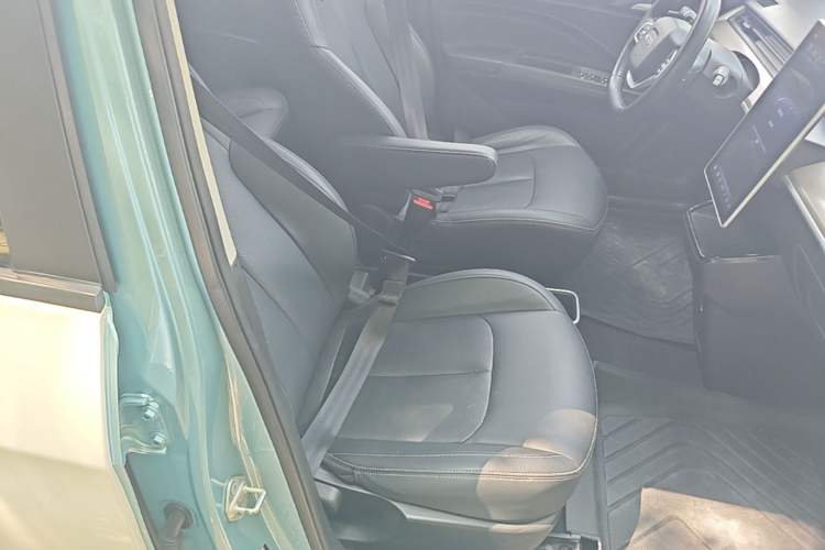 Used NETA V 2021 Long-Range Entertainment Edition Upgrade Model Right Front Seat