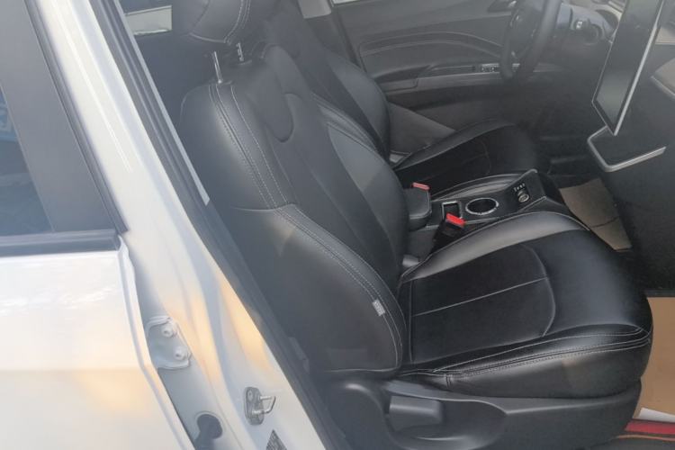 Used NETA V 2021 Standard Range Entertainment Version – Upgraded Model Right Front Seat