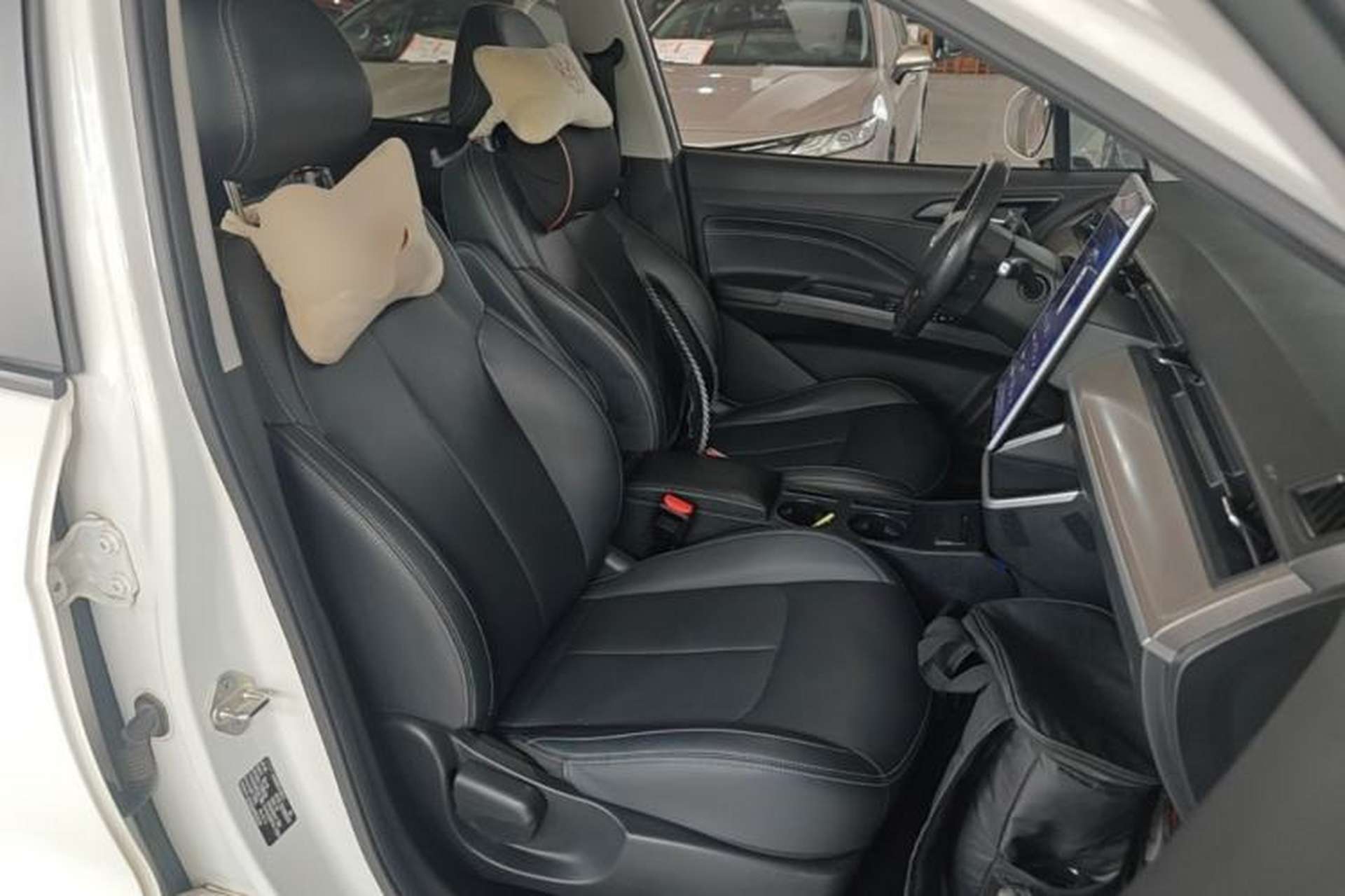 Used NETA V 2021 Long-Range Entertainment Edition Upgrade Model Right Front Seat