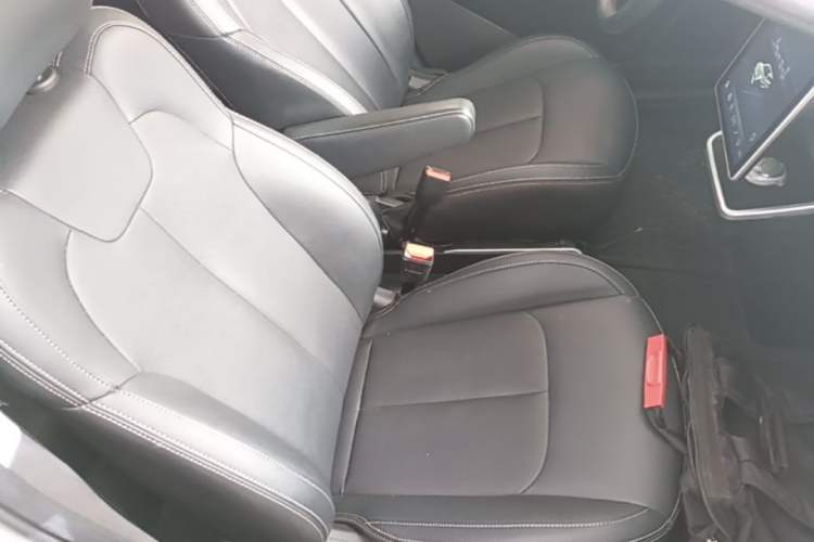 Used NETA V 2021 Standard Range Entertainment Version – Upgraded Model Right Front Seat