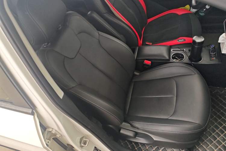 Used NETA V 2021 Standard Range Entertainment Version – Upgraded Model Right Front Seat