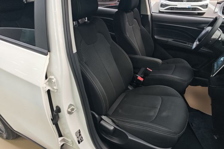 Used NETA V 2021 Standard Range Entertainment Version – Upgraded Model Right Front Seat