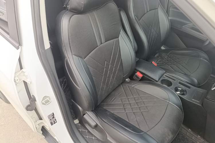 Used NETA V 2021 Standard Range Entertainment Version – Upgraded Model Right Front Seat