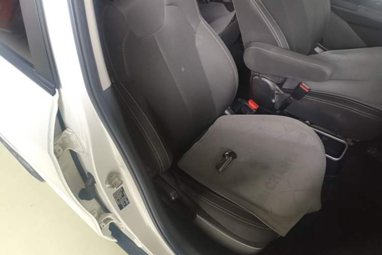 Used NETA V 2021 Standard Range Entertainment Version – Upgraded Model Right Front Seat