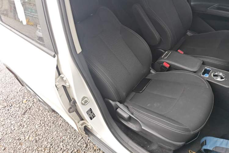 Used NETA V 2021 Standard Range Entertainment Version – Upgraded Model Right Front Seat