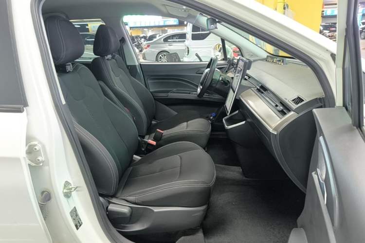 Used NETA V 2021 Standard Range Entertainment Version – Upgraded Model Right Front Seat