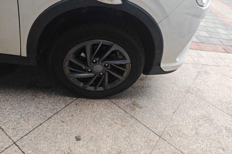 Used NETA V 2021 Standard Range Entertainment Version – Upgraded Model Right Front Wheel Hub