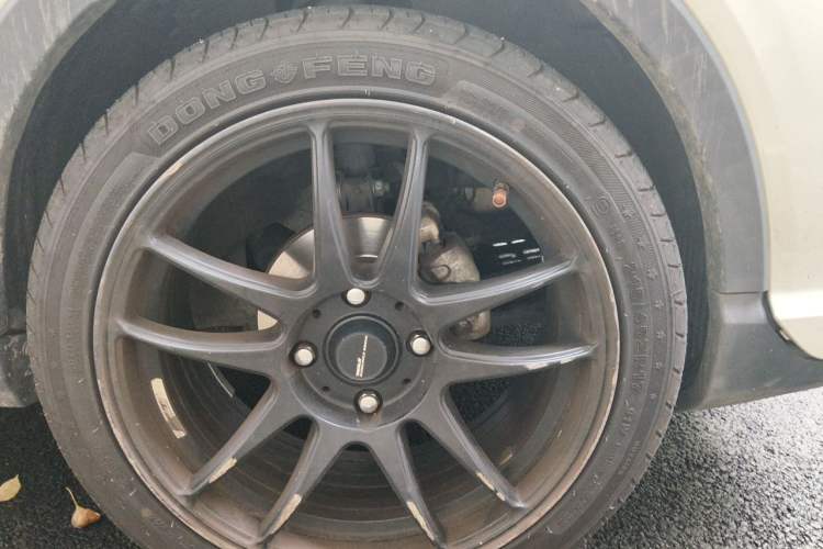 Used NETA V 2021 Long-Range Entertainment Edition Right Front Wheel Hub