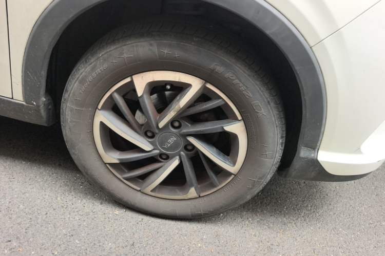 Used NETA V 2021 Long-Range Entertainment Edition Upgrade Model Right Front Wheel Hub