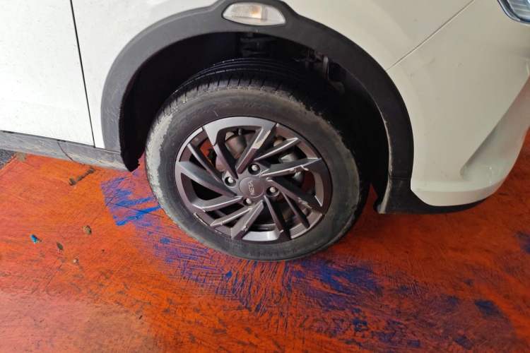 Used NETA V 2021 Standard Range Entertainment Version – Upgraded Model Right Front Wheel Hub