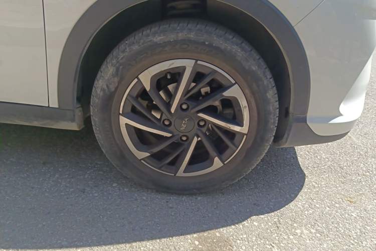 Used NETA V 2021 Long-Range Entertainment Edition Upgrade Model Right Front Wheel Hub