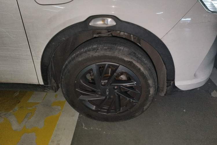 Used NETA V 2021 Standard Range Entertainment Version – Upgraded Model Right Front Wheel Hub