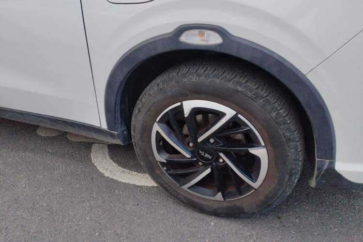 Used NETA V 2021 Long-Range Entertainment Edition Upgrade Model Right Front Wheel Hub