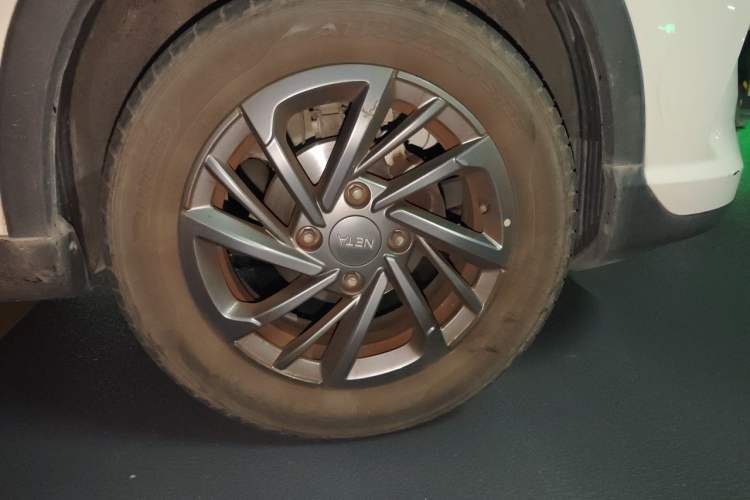 Used NETA V 2021 Standard Range Entertainment Version – Upgraded Model Right Front Wheel Hub